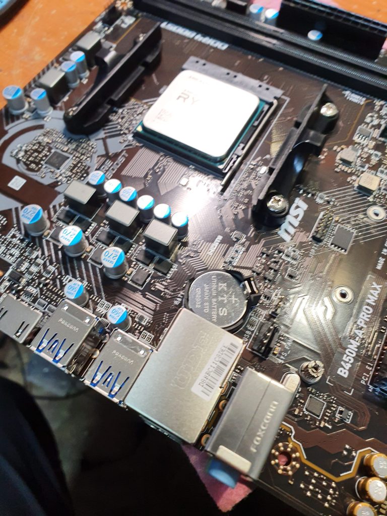 Сглобяване на настолен компютър